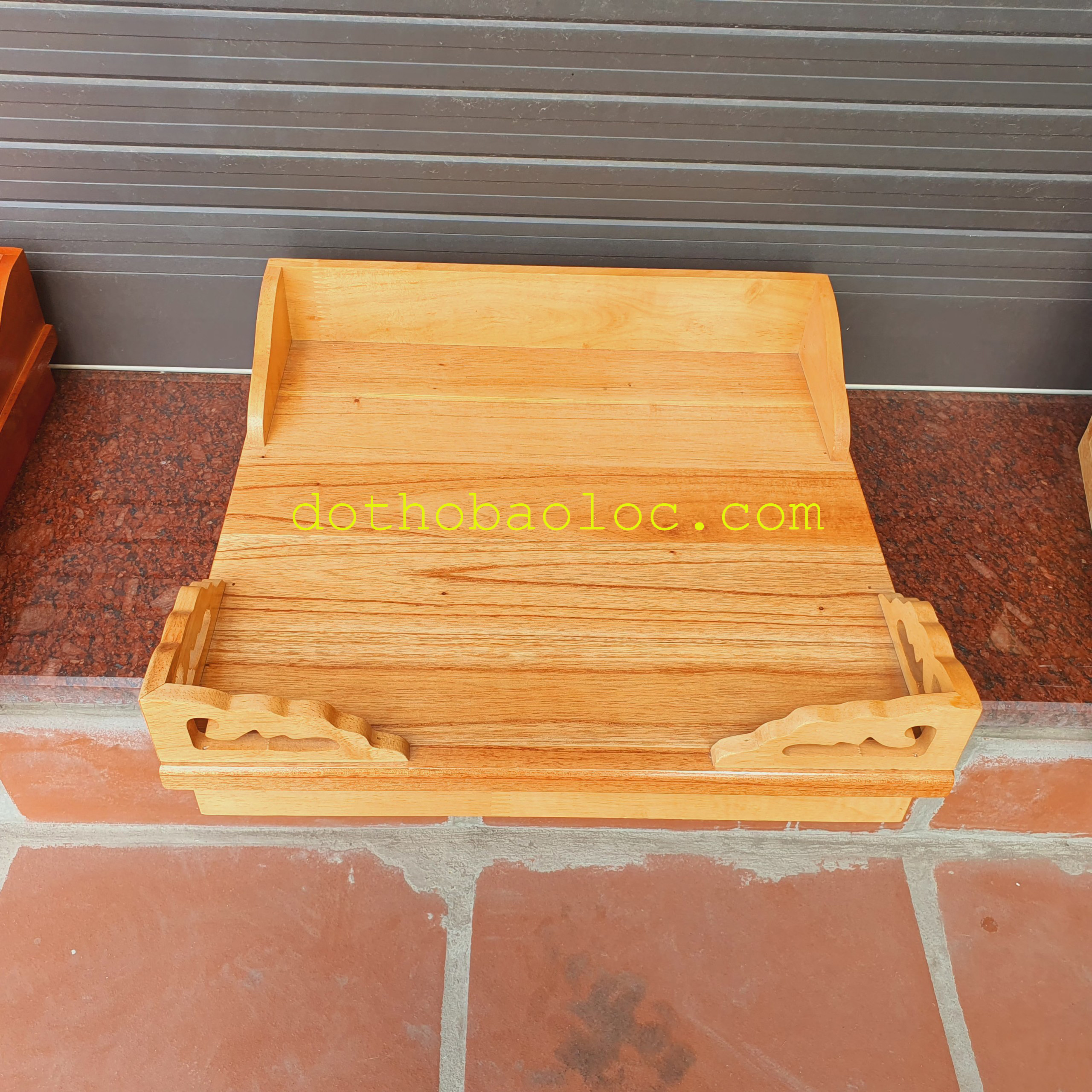 Bàn thờ treo tường gỗ xoan ngang 40cm 2 màu: vàng nhạt và đỏ - Kèm cặp eke gỗ