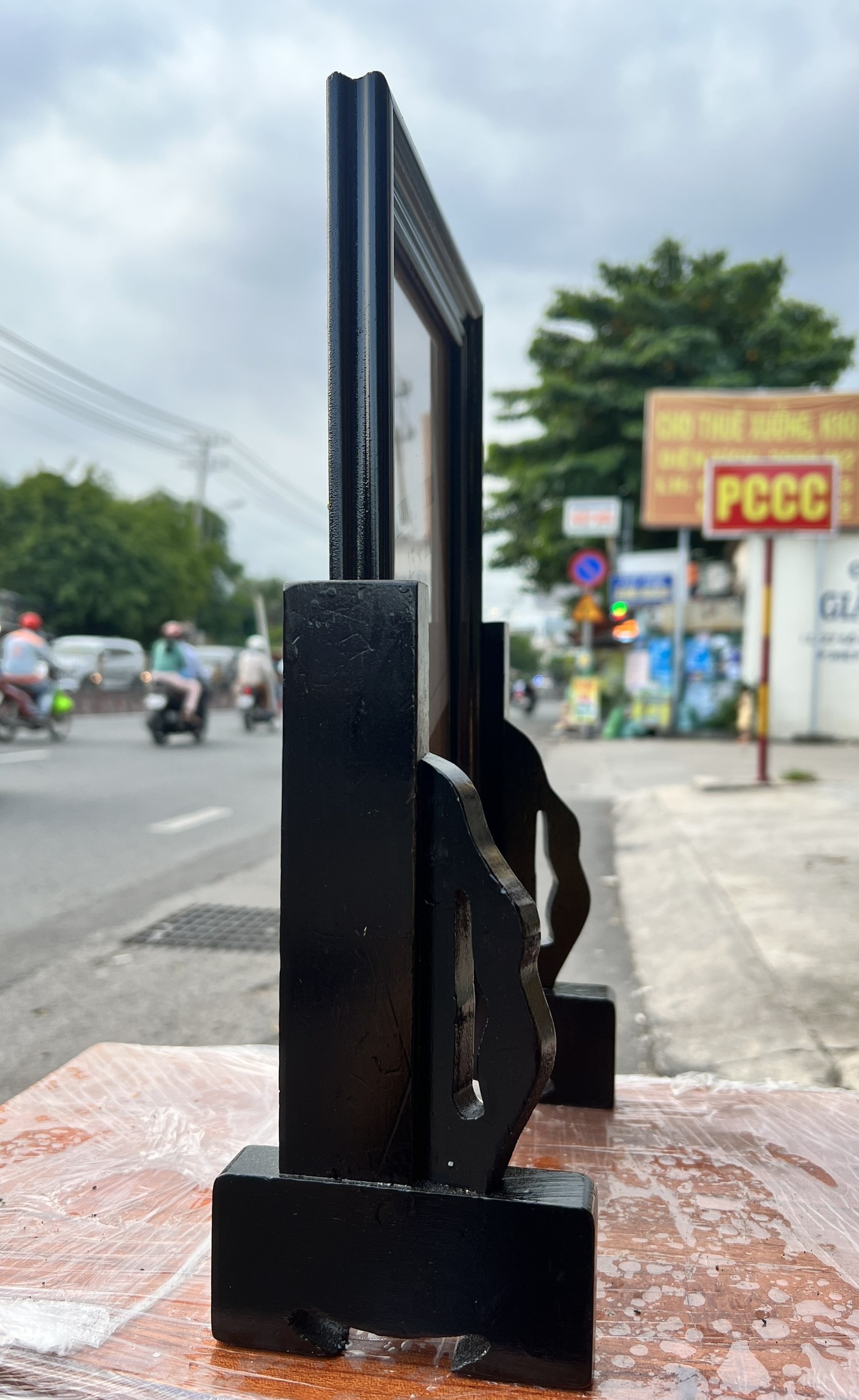 Khung ảnh thờ gia tiên gỗ tràm bông vàng để ảnh 18 x 24cm- 2 màu