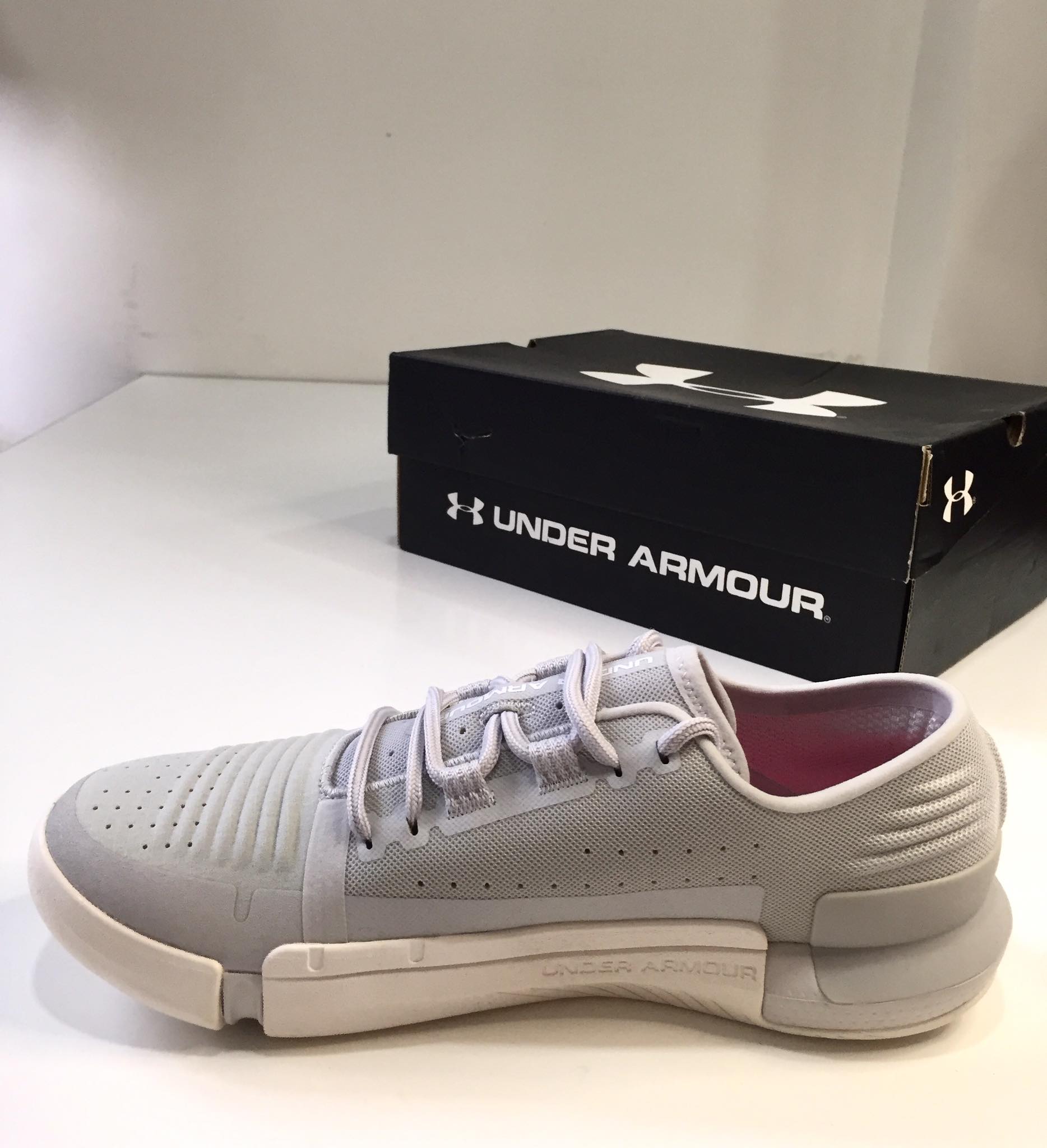 Giày sneaker nữ Under Amourr chinh hãng xách tay Mỹ
