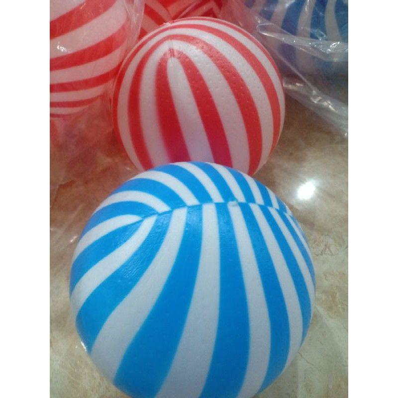 Bóng đá nhựa kẻ sọc xanh đỏ 3 kích thước