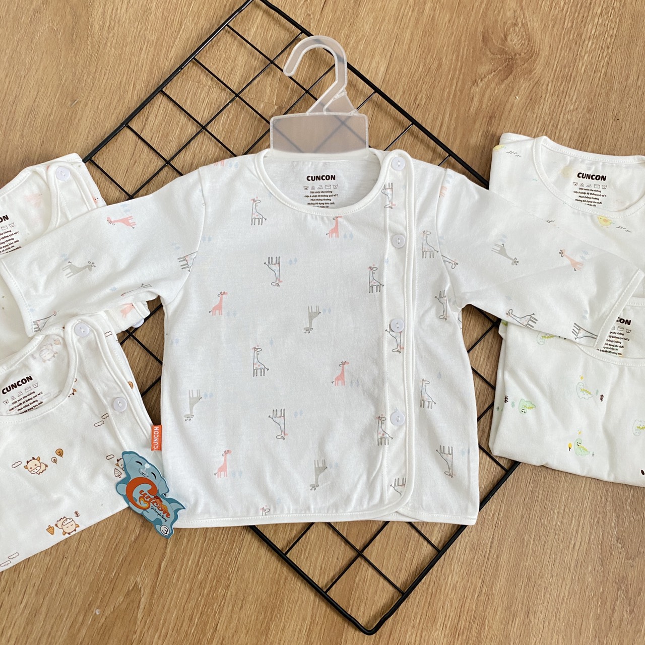 Áo Sơ Sinh cotton cao cấp CUNCON - Mẫu Tay Dài Cài Nút Xéo Họa Tiết - Size 1,2,3 cho bé sơ sinh -9kg