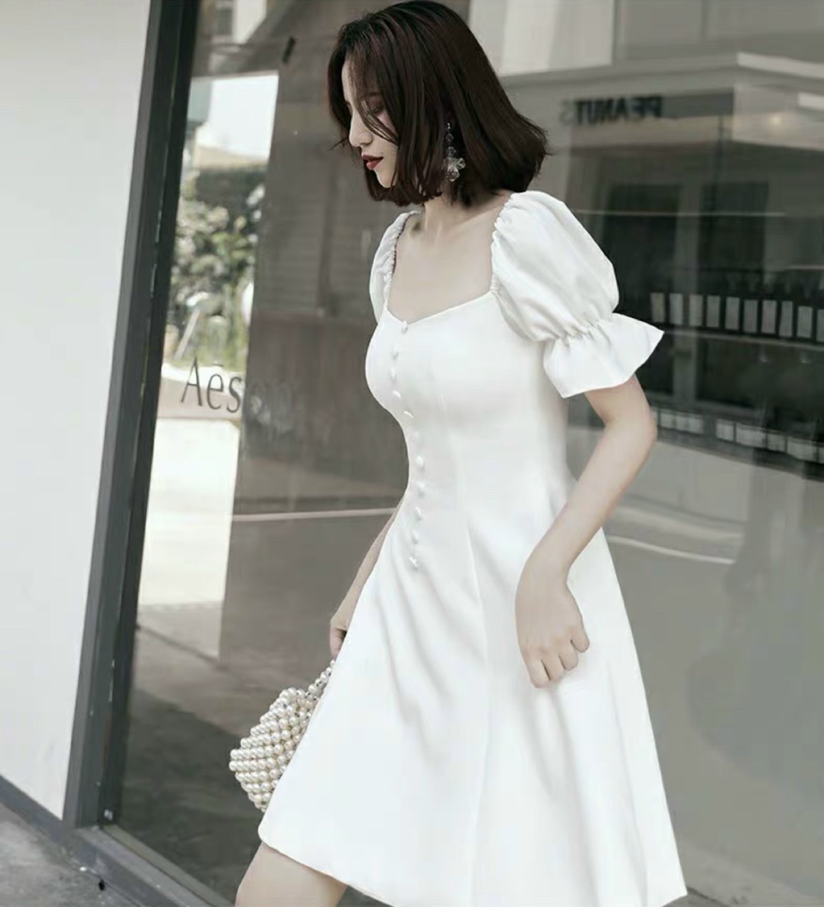 Đầm trắng cổ vuông tay bo form ngắn