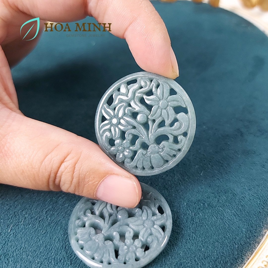 Mặt dây đá Cẩm Thạch ngọc lam tròn chạm hoa đường kính 34mm phong cách thanh lịch, cổ điển không kén mệnh