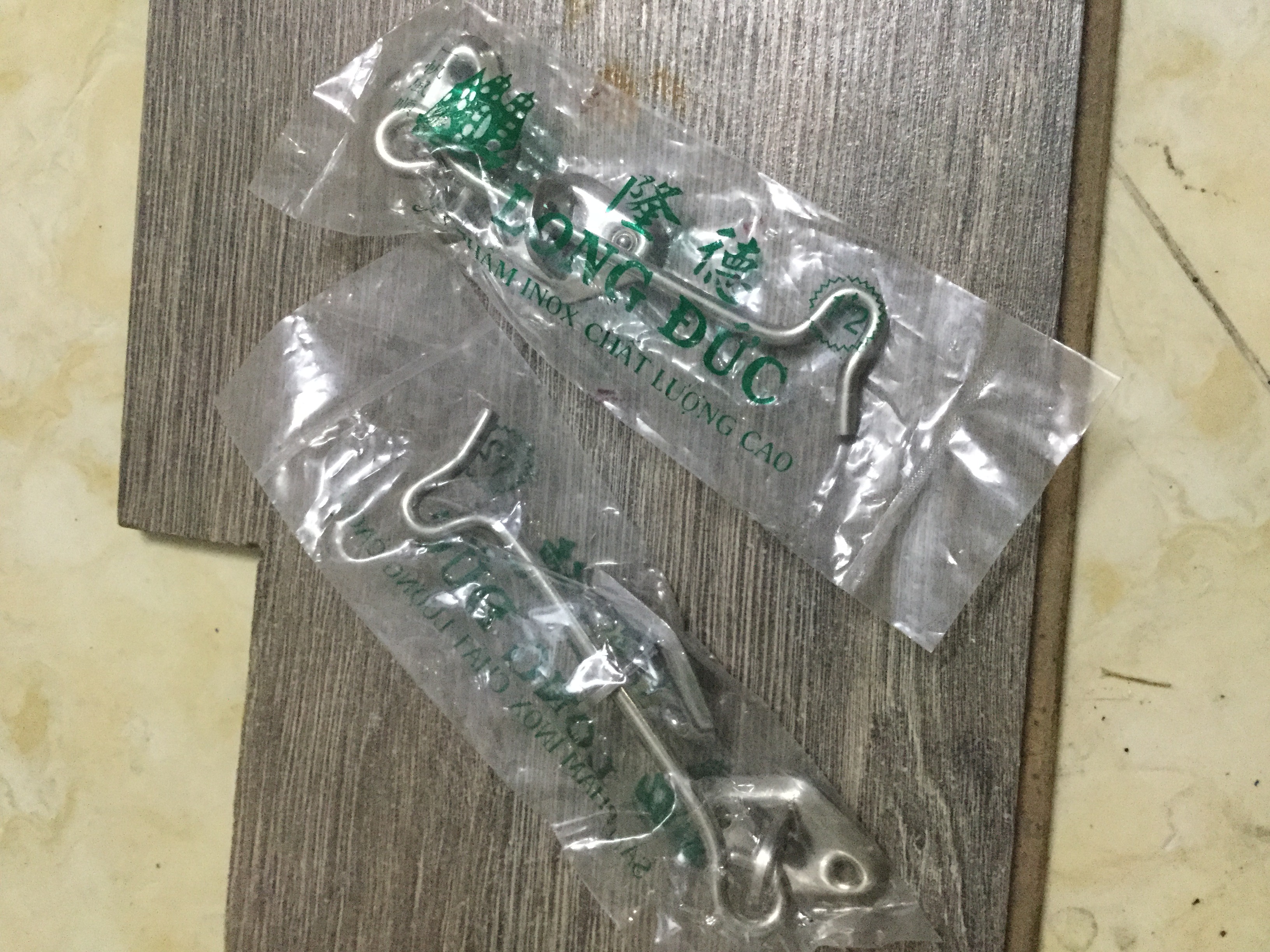 Móc chống gió cửa sổ