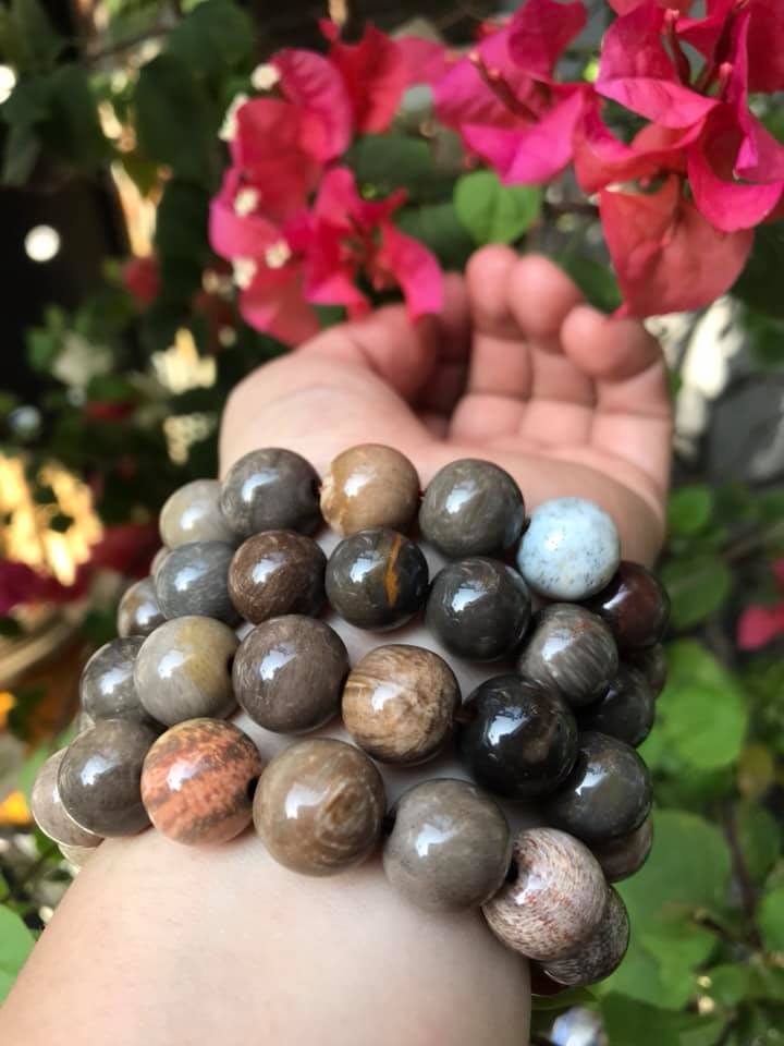 Vòng Gỗ Hóa Thạch Màu Vân Tự Nhiên Bóng Đẹp Nam Đeo size 13mm Màu Trắng Nâu Sáng Bóng Vàng Nhẹ Nam đeo vào tay đẹp sang tốt rẻ nữa ạ