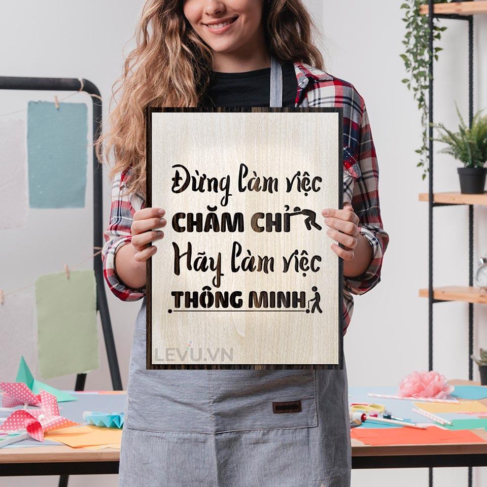 Tranh treo tường đơn giản LEVU LV031 "Đừng làm việc chăm chỉ hãy làm việc thông minh"