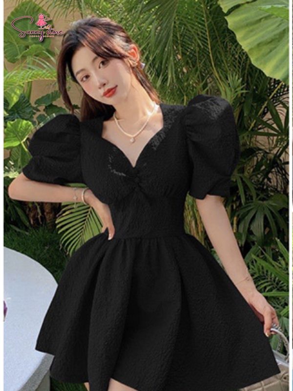 Váy Xốp Hoa Nổi Cổ Tim Cúc Ngực Dáng Xoè