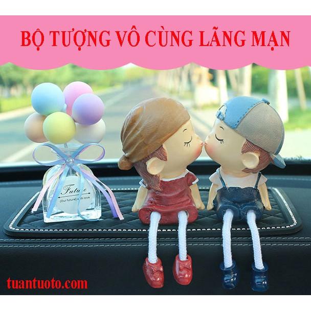 Bộ tượng cặp đôi hôn nhau và những chú thú cưng để trên ô tô