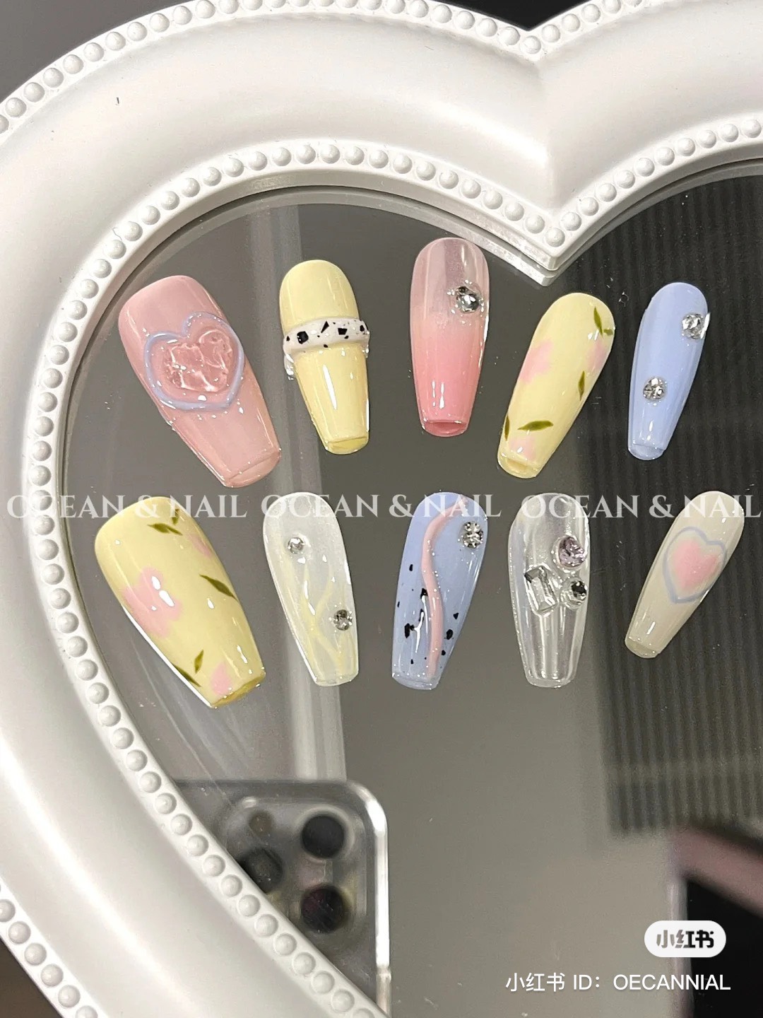 Nail box thiết kế phong cách màu mè trẻ trung năng động