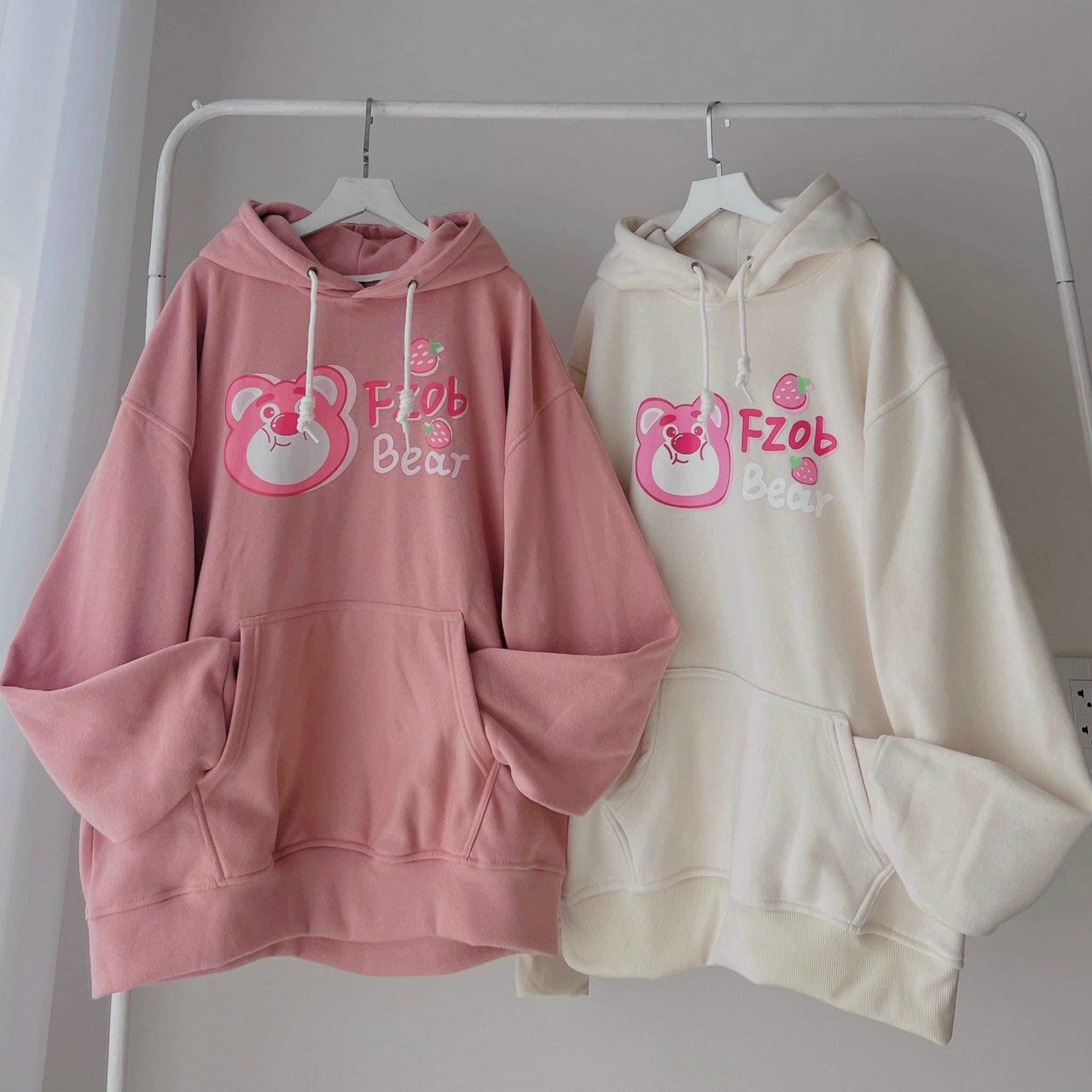 Áo Hoodie Form Rộng in Gấu Dâu Tây Fzob Bear Siêu Xinh Chất Vải Nỉ PE Dày Dặn , Áo Hoodie Nữ Nón Rộng Bán Chạy Vải Cực Xịn, Áo hoodie nỉ in logo Fzob bear Nhiều Màu Unisex Nam Nữ form dưới 70kg