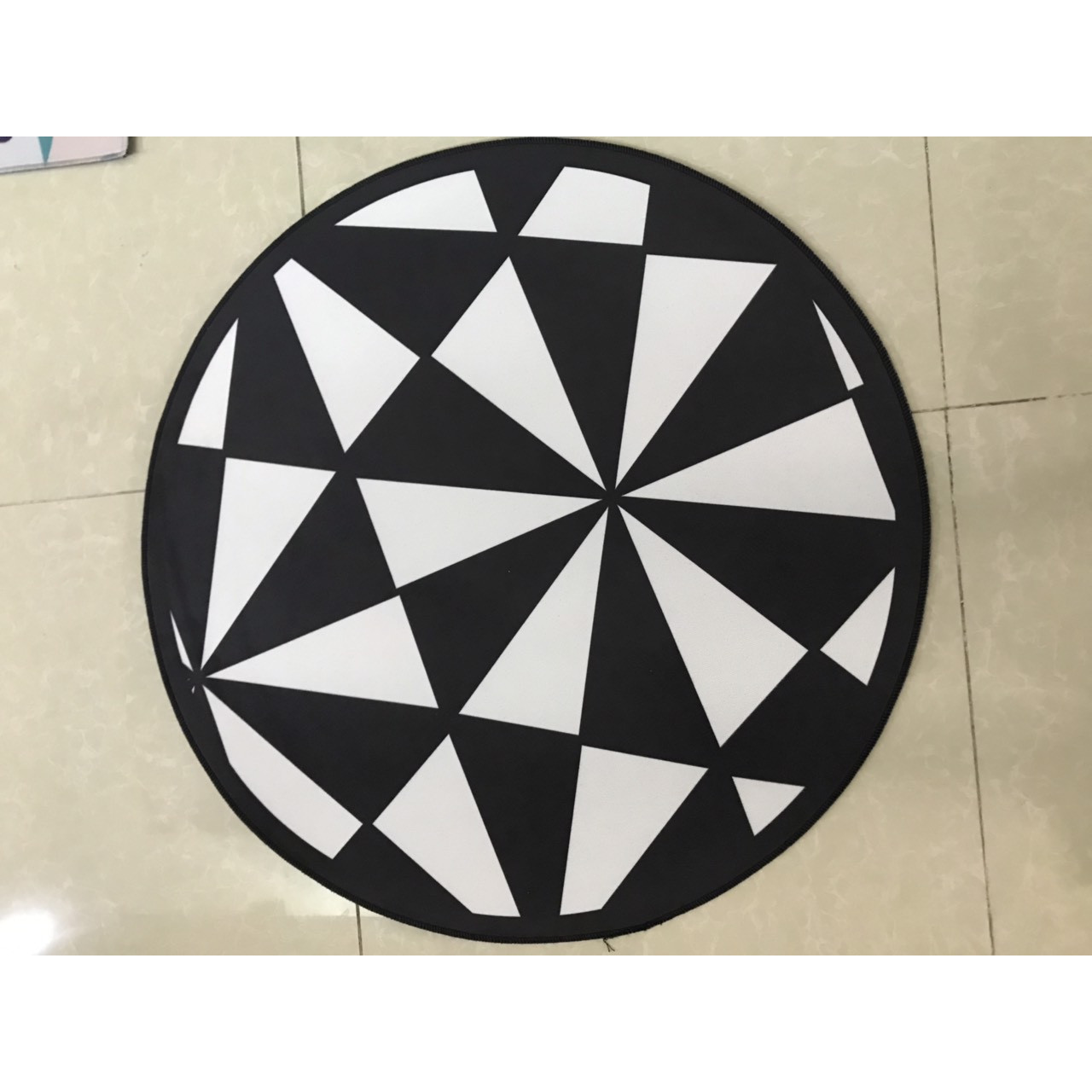 Thảm tròn nhung nỉ họa tiết in hình 3D trắng đen tam giác