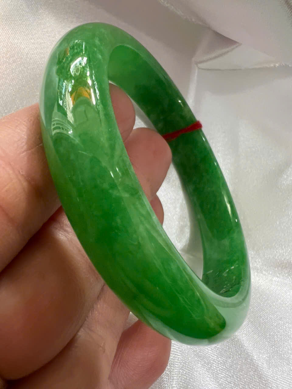 Vòng Tay Nữ Đá Cẩm Thạch Bản Hẹ Lý 57mm A Cao 12mm Dẩy 7,2mm Màu Xanh Lý Tươi Bông Trắng Bóng mượt đẹp nữ mệnh mộc hỏa thủy 55kg - 62kg đeo xinh đẹp sang tay món quà tặng mẹ tặng nữ ý nghĩa ạ