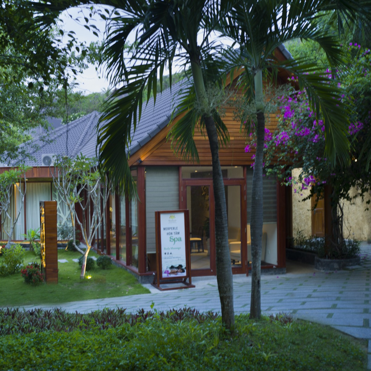 Trọn Gói 2N1D Tại MERPERLE Hòn Tằm Resort 5* - Ăn sáng, Ăn Trưa Hoặc Tối. Miễn Phí Vé Vào Cổng Khu Vui Chơi Sparkling Waves.