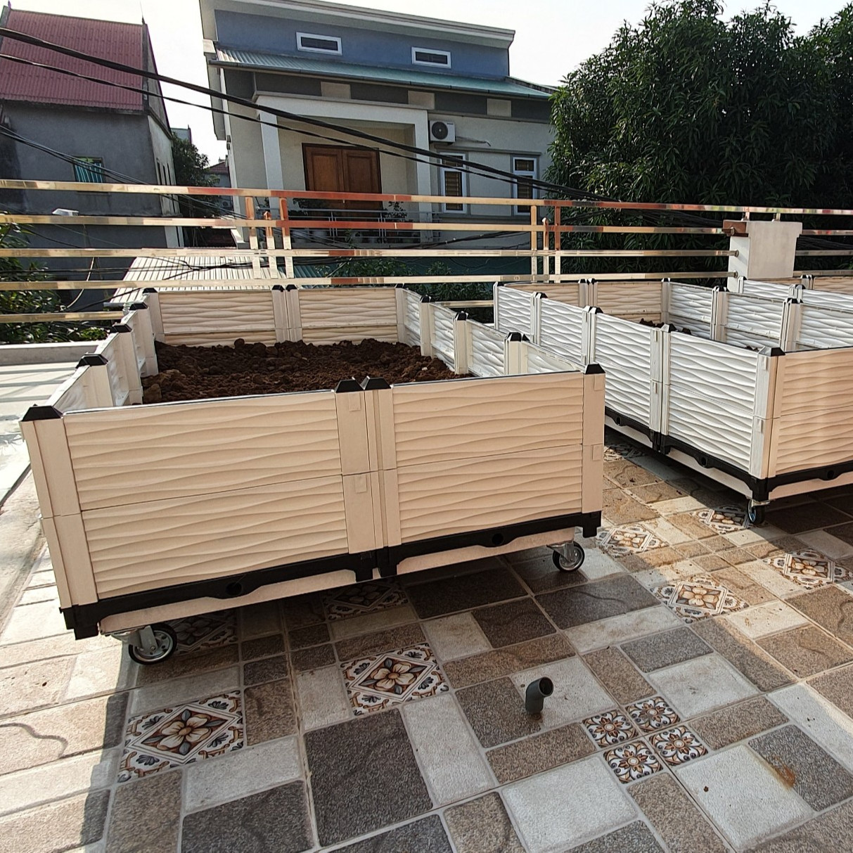 CHẬU GHÉP THÔNG MINH Cm: Bền từ 8-10 năm, phù hợp mọi cây trồng và không gian, Module tùy biến kích thước, an toàn, trọng lượng nhẹ, kết cấu chắc chắn, có khay trữ và thoát nước.
