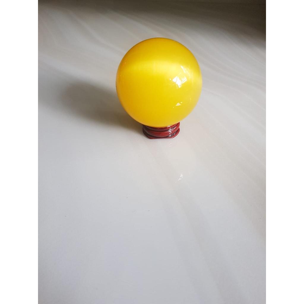 Trái Bi Phong Thủy Vàng Anh Tươi nhỏ vừa đá mắt mèo ánh cao 8cm x đk 6cm đế gỗ may mắn để bàn làm việc may mắn tài lộc hợp mệnh Kim, mệnh thổ, mệnh Thủy ạ