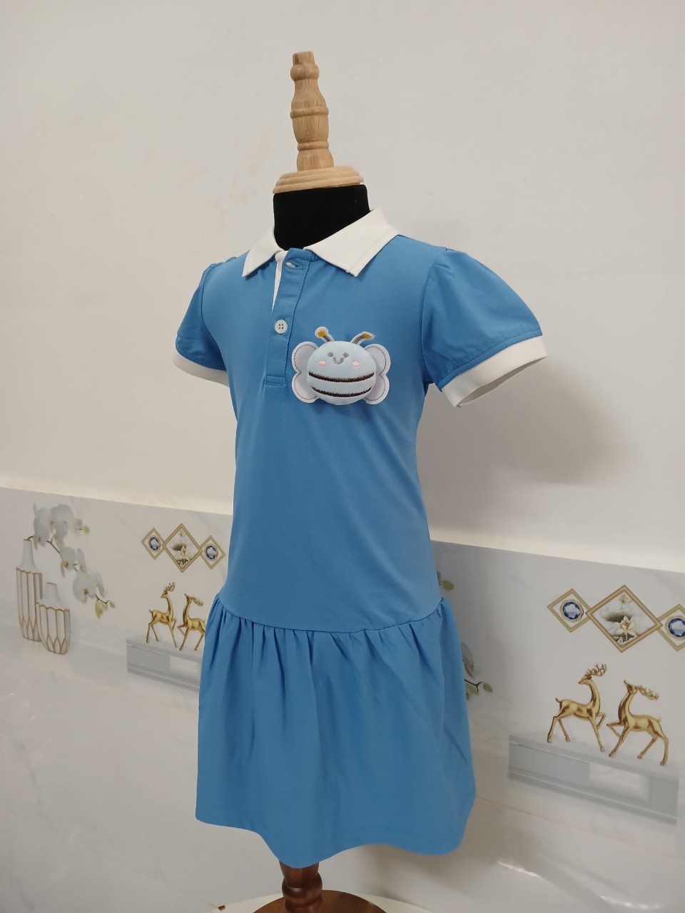 ĐẦM BÉ GÁI POLO XANH BIỂN BEE BÈO LAI