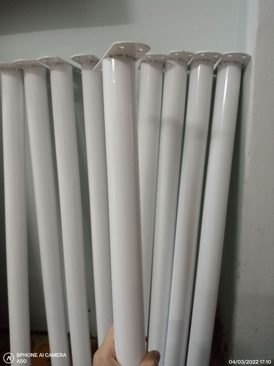 4 chân bàn sắt trắng , cao 72cm .phù hợp cho mọi loại bàn gỗ , đi kèm 16 ốc vít