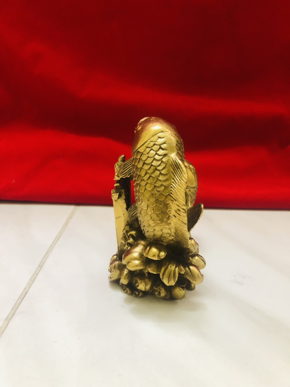 Tượng cá chép vượt vũ môn bằng đồng nguyên chât cao 12cm,vật phẩm phong thủy thăng quan tiến chức