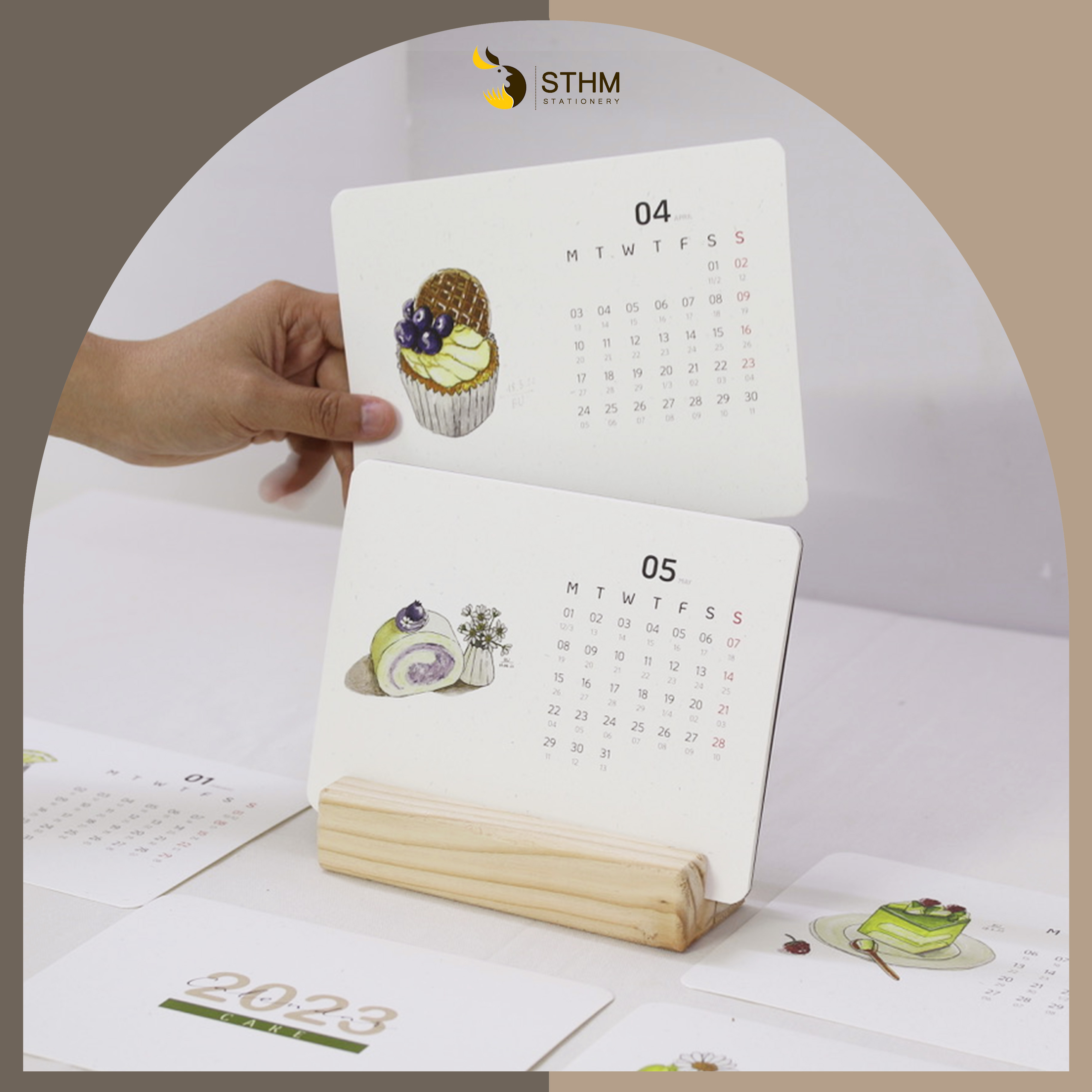 [STHM stationery ] - Lịch bàn đế gỗ 2023 - Cake - Tặng 12 sticker - Giấy mỹ thuật 220gsm - Có lịch âm dương