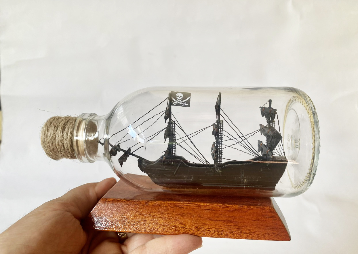 Hình ảnh Thuyền Cướp biển trong chai nhỏ 17cm