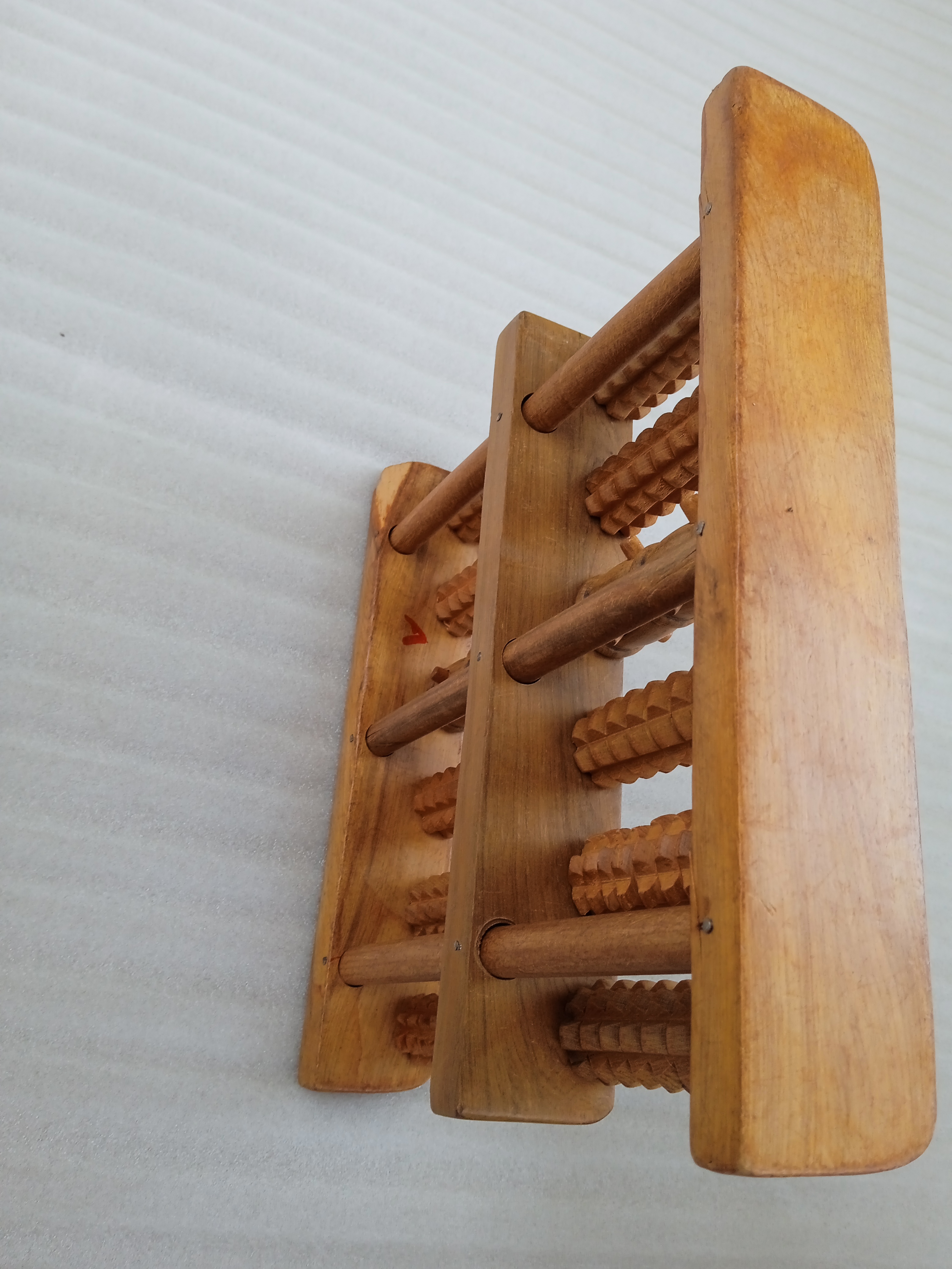 Bàn massage chân N H home gỗ bách xanh hai hàng lăn
