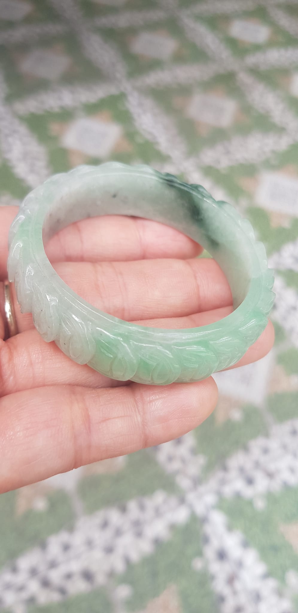Vòng tay đá ngọc Cẩm Thạch dãy Đồng Tiền Tự nhiên Size 48mm x cao 13mm x dầy 7mm Màu trắng bóng ngọc ngà điểm xanh nhẹ đẹp may mắn tài lộc Nữ mệnh kim mệnh thủy tay nhỏ 35kg - 48kg đeo ạ
