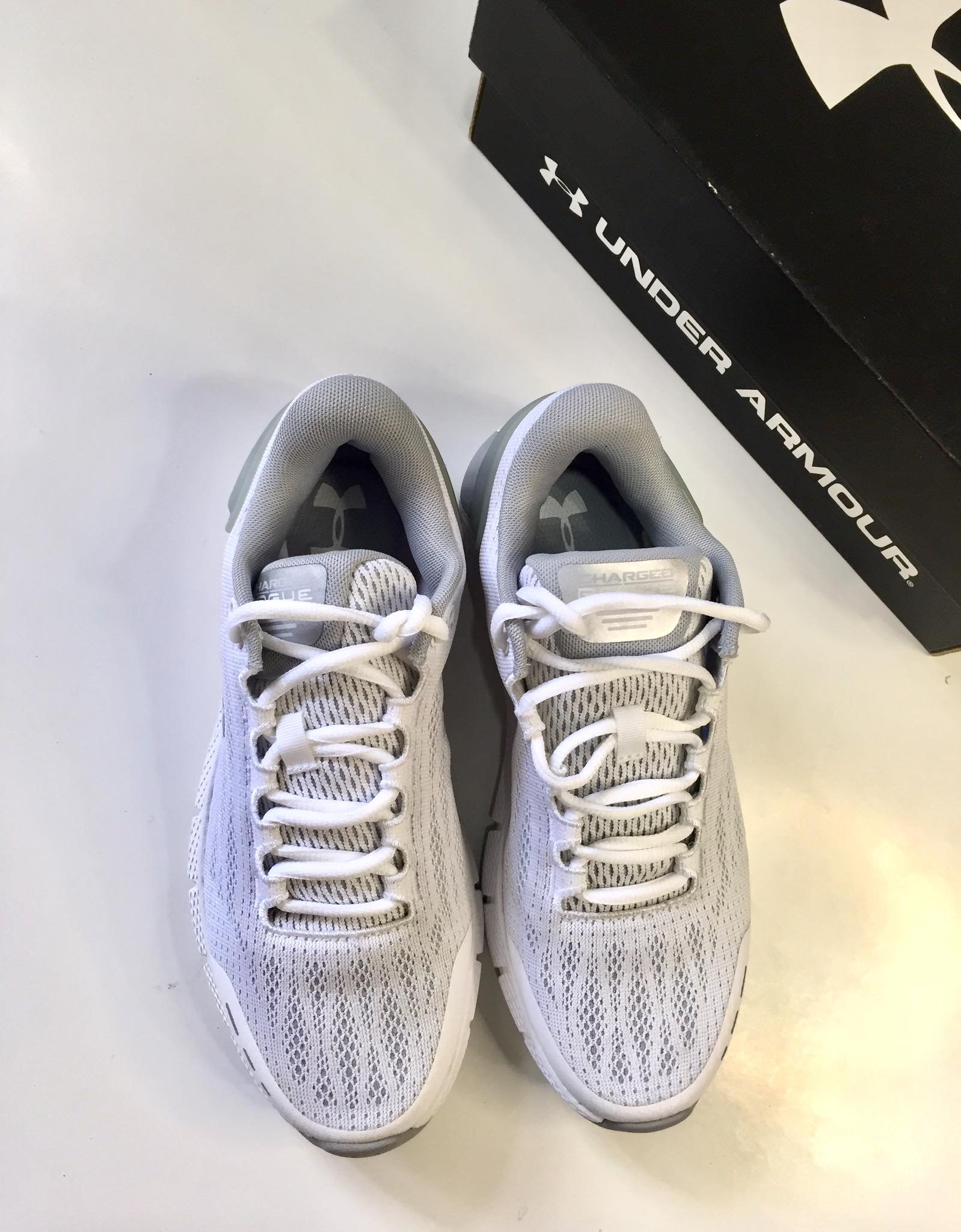 Giày sneaker nữ Under Amourr chinh hãng xách tay Mỹ