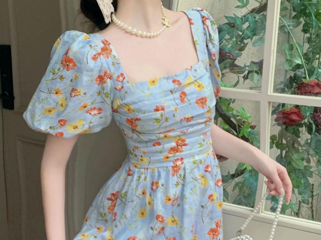 TOBE1SHOP Màu xanh vuông cổ bong bóng tay áo hoa đầm phụ nữ 2023 mùa hè cao cấp cảm giác cao cấp cổ điển đầm dài tinh tế