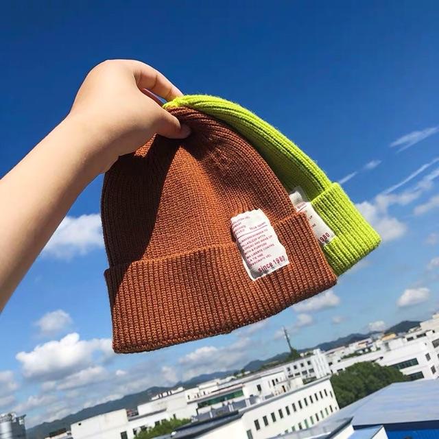 Mũ len beanie tag chữ