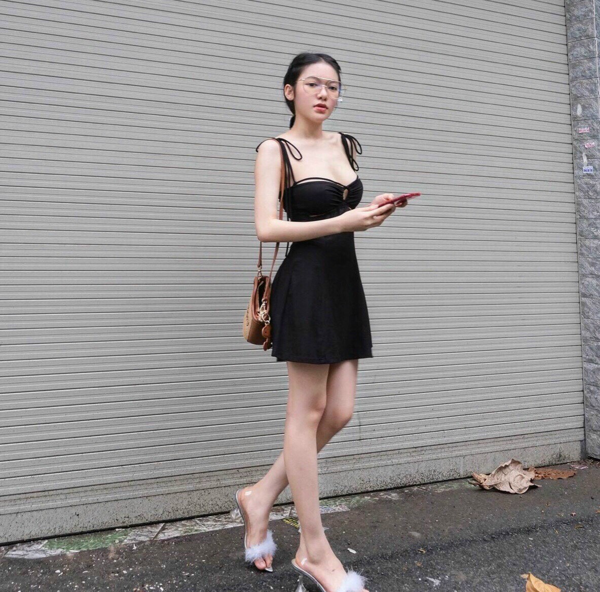 ĐẦM ĐEN SUÔNG TRƠN CỔ U NGẮN HAI DÂY DẠO PHỐ DỰ TIỆC