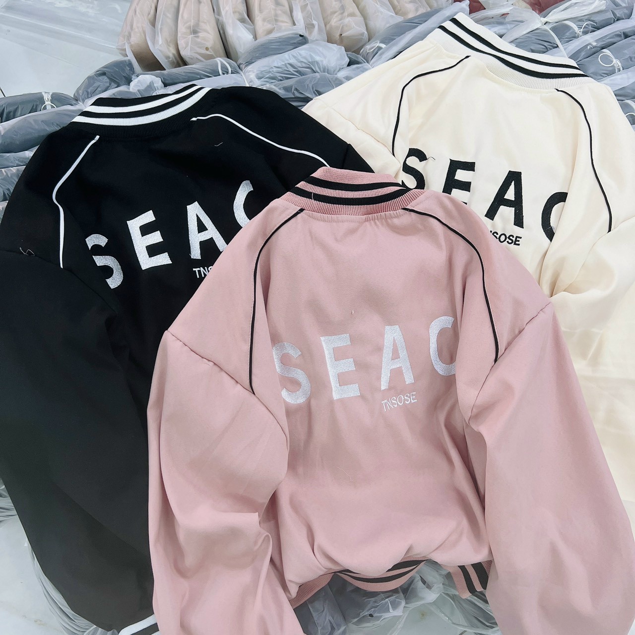 áo khoác lửng chất da lộn in chữ nỗi seac hàng đang bán chạy Form Lửng Phối Nút Bấm Phong Cách Cá Tính Cực Chất Siêu Đẹp