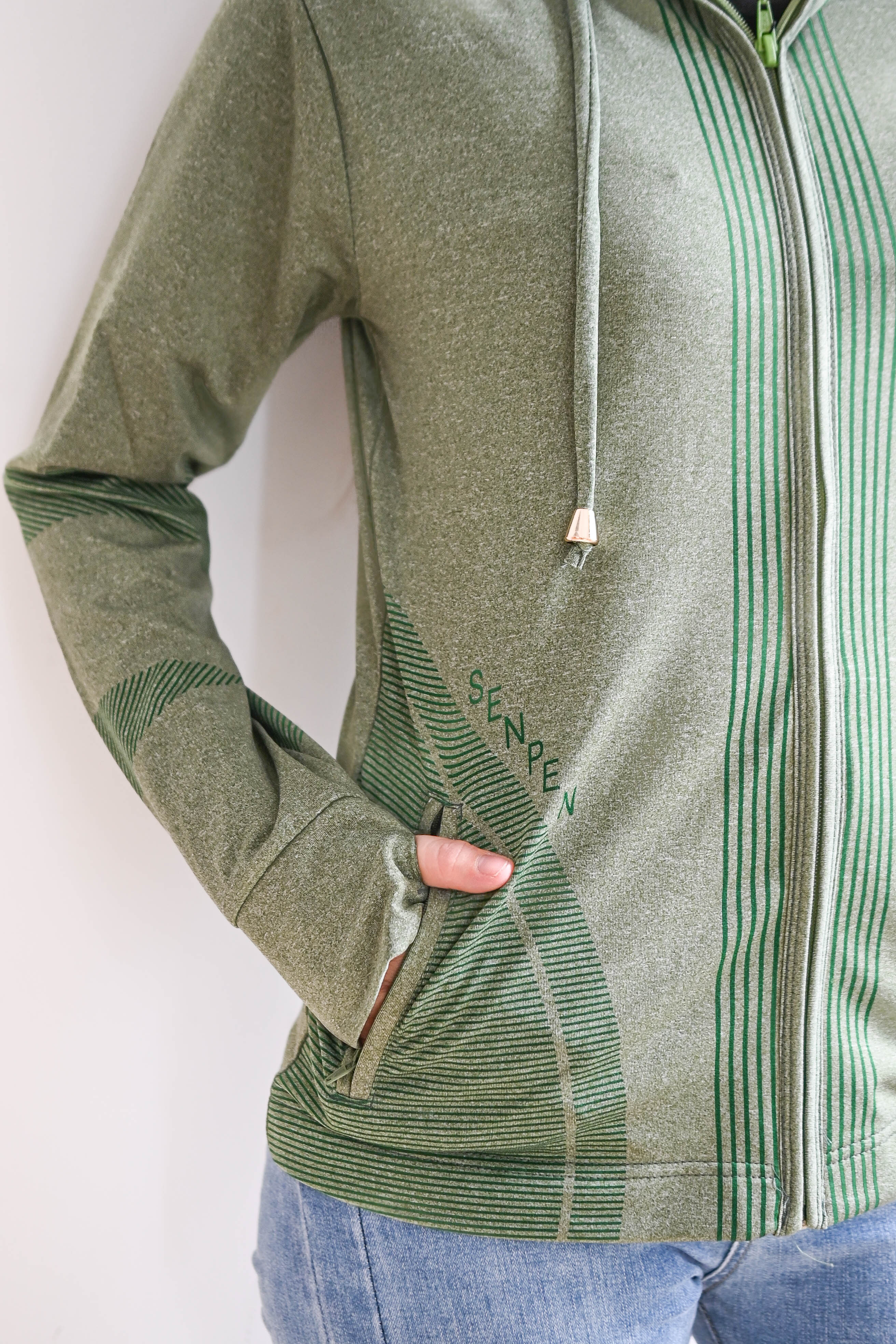 Áo khoác nhẹ form thể thao nữ