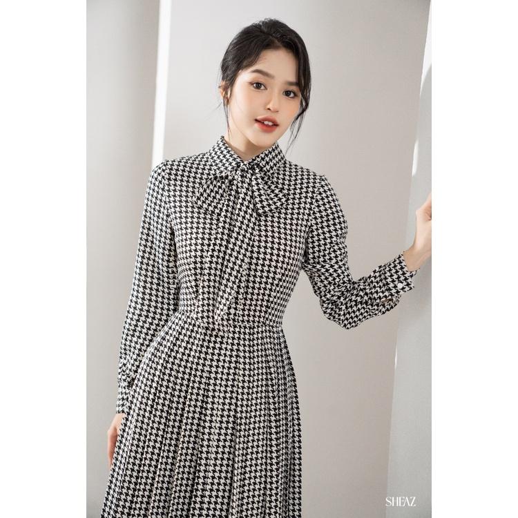 SHEAZ Đầm váy lụa kẻ sọc caro quả trám đen trắng cổ nơ tay dài xếp li midi dài qua đầu gối