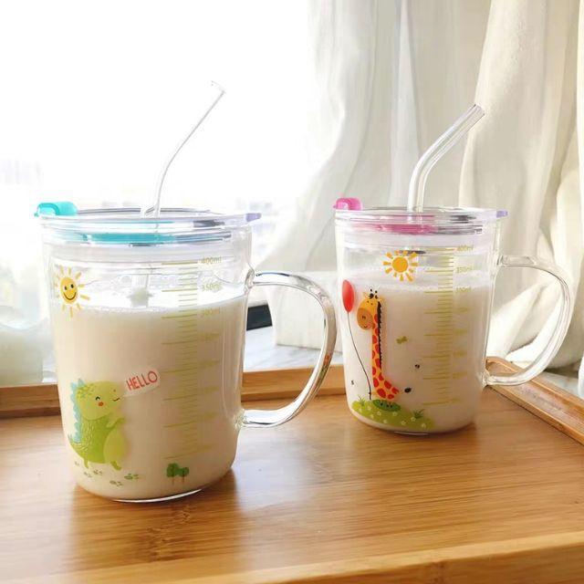 Cốc Pha Sữa Thủy Tinh Chịu Nhiệt Có Chia Vạch Tiện Có Nắp Và Ống Hút Lợi Cho Trẻ Nhỏ