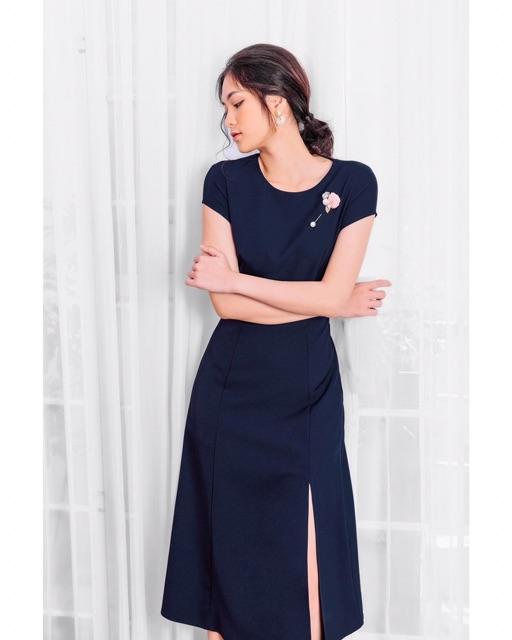 Đầm tay ngắn xẻ tà có kèm phụ kiện
