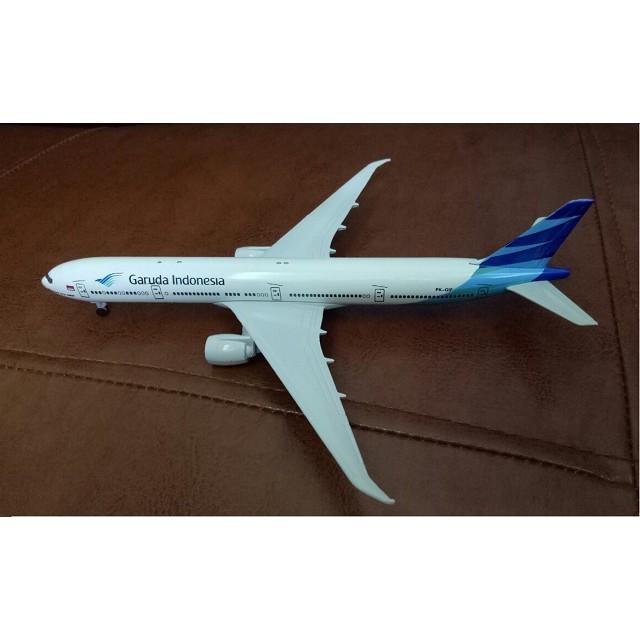 Mô hình máy bay tĩnh B777-300ER Garuda Indonesia 18cm có bánh xe