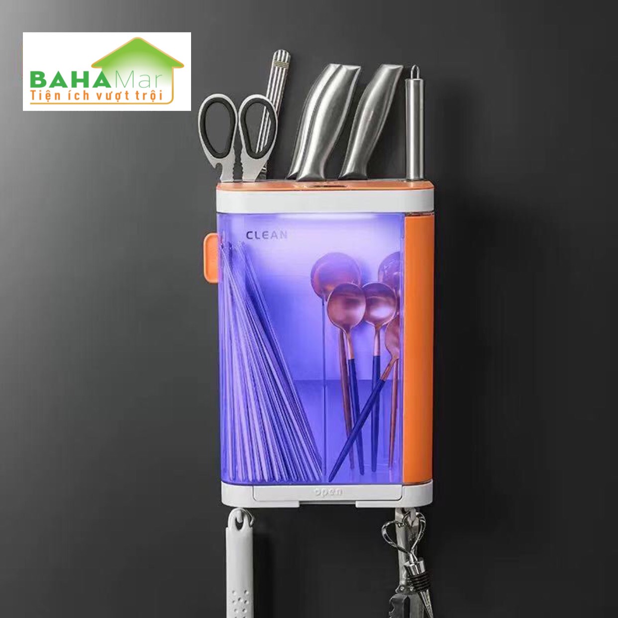 HỘP KHỬ TRÙNG UV CÓ GIÁ CẮM DAO VÀ HỘP ĐỰNG ĐŨA THÌA - TREO TƯỜNG KHÔNG CẦN KHOAN TƯỜNG "BAHAMAR"Có các hạt đèn khử trùng tia cực tím sâu UVC giúp khử trùng toàn diện hơn.