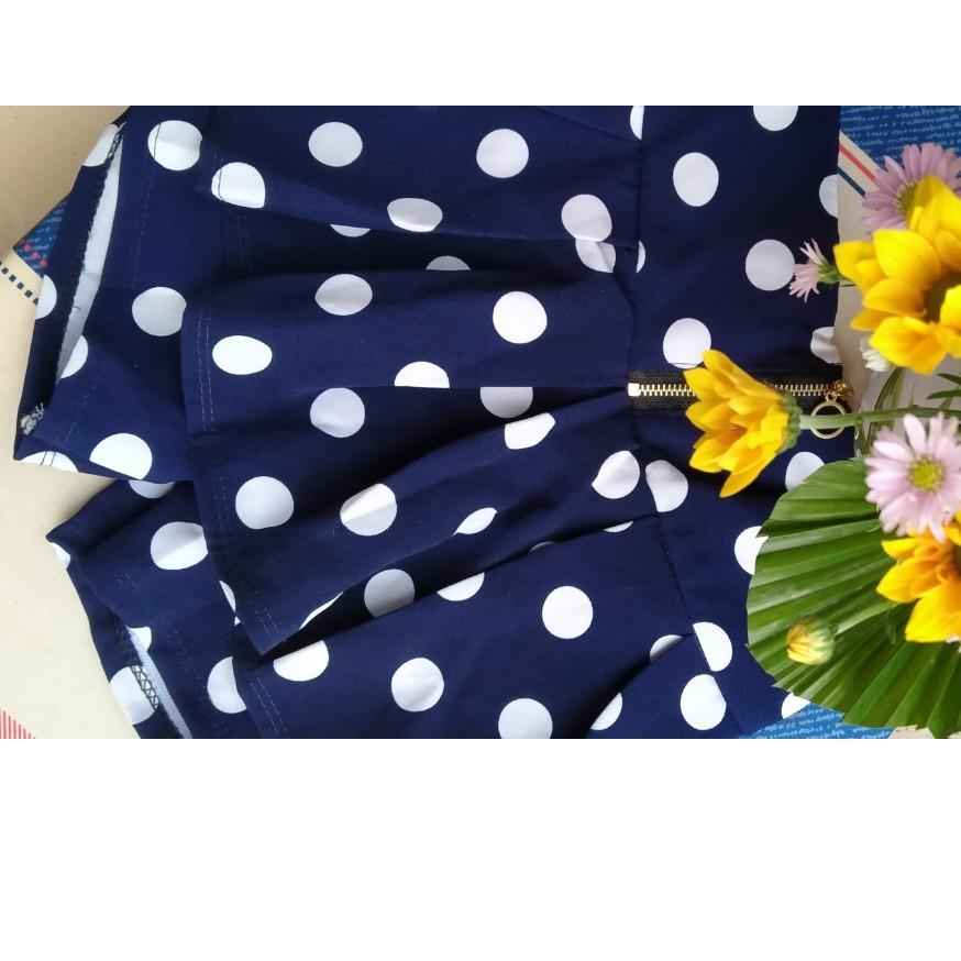 Set đồ bé gái gồm áo yếm thun cotton phối quần may kiểu giả váy vải kate lụa xanh chấm bi trắng