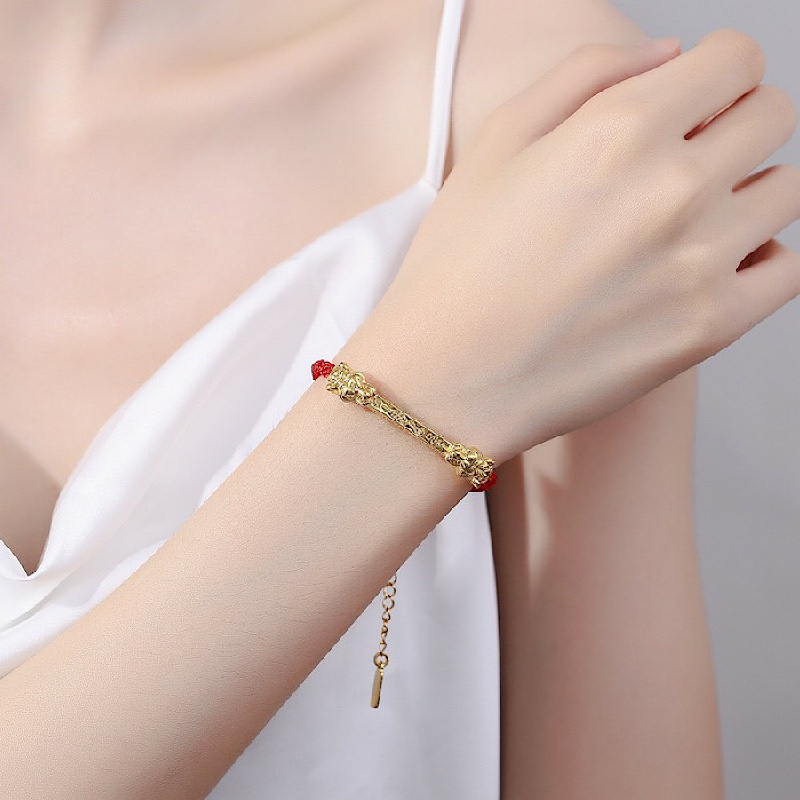 VÒNG TAY , LẮC TAY DÂY CHỈ ĐỎ TÀI LỘC VÀ BÌNH AN THÁI LAN MÀU ĐỎ
