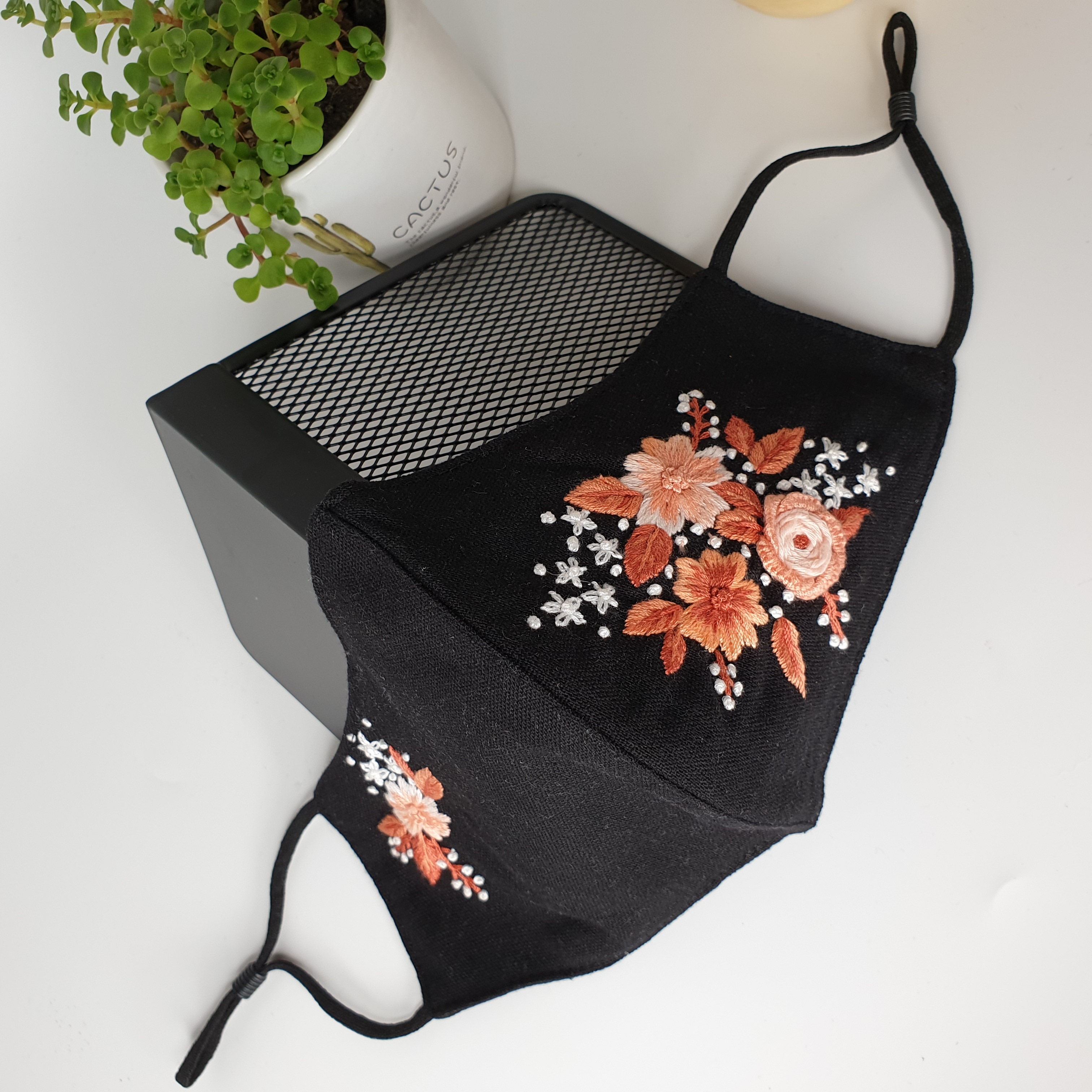 Khẩu trang thêu tay vải linen JL189X