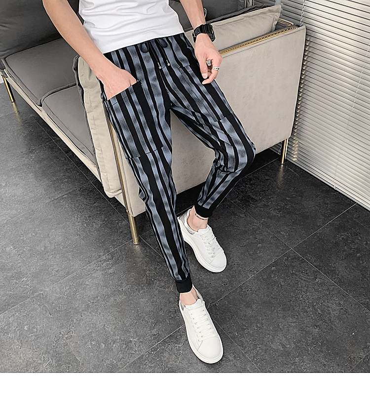 Quần jogger 9 phân thiết kế dạng sọc với 2 túi phía trước đầy năng động