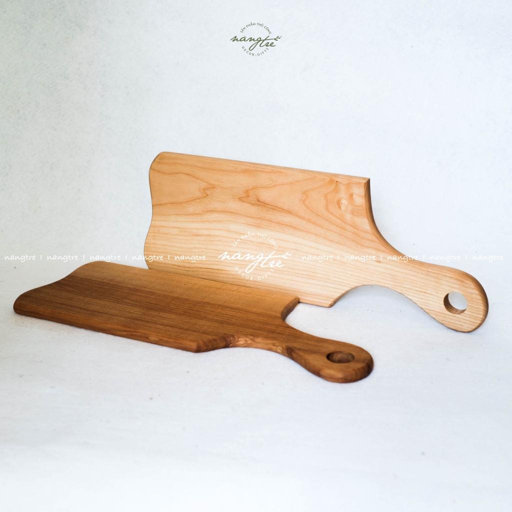 Thớt gỗ tay nắm lệch bo tròn - đựng thức ăn - trang trí