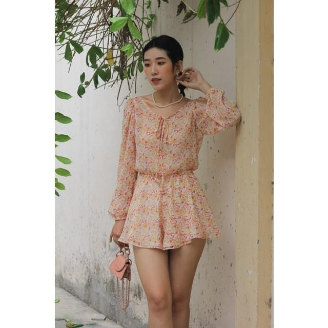 OLALASTUDIO Jumpsuit ngắn họa tiết voan hoa tay dài