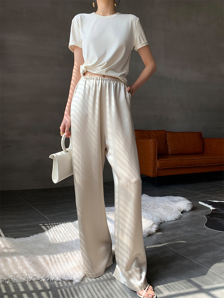 Quần satin chạy chỉ ánh vàng sang trọng