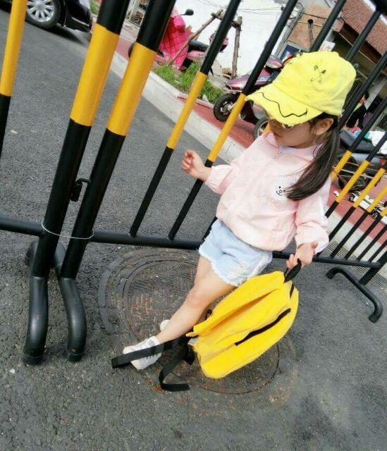 Xả lỗ Áo khoác Quảng Châu mỏng có mũ cho bé gái