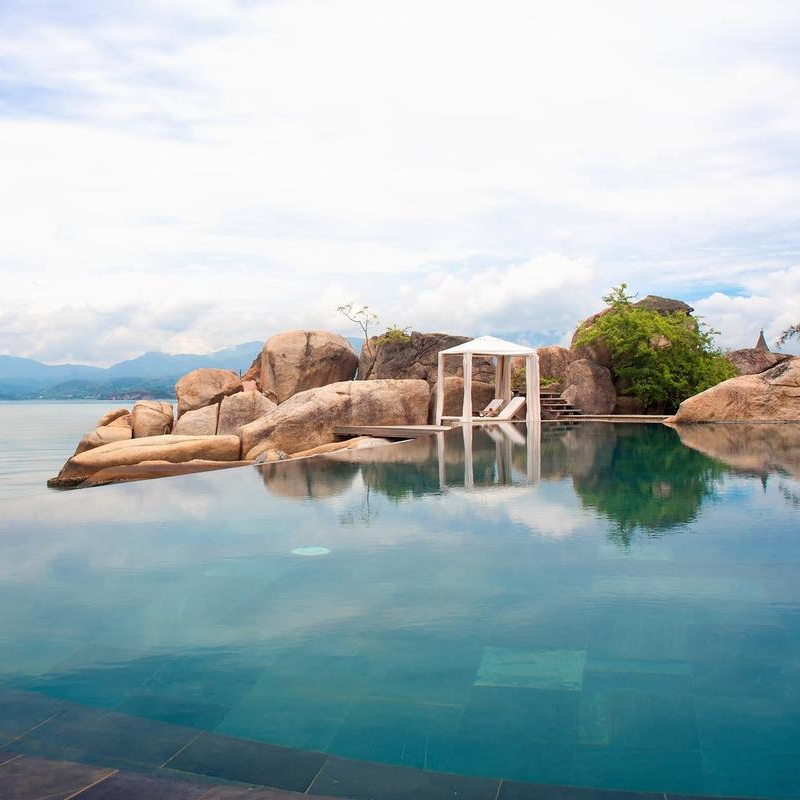 L'Alya Ninh Vân Bay 5*. Trọn gói nghỉ dưỡng 4N3D. Bao Gồm Full Bữa Ăn Hằng Ngày. Dịch vụ Cano Đón Tiễn.  Miễn Phí Trà Chiều & Trái Cây Tươi. Cùng Nhiều Tiện Ích Hấp Dẫn.