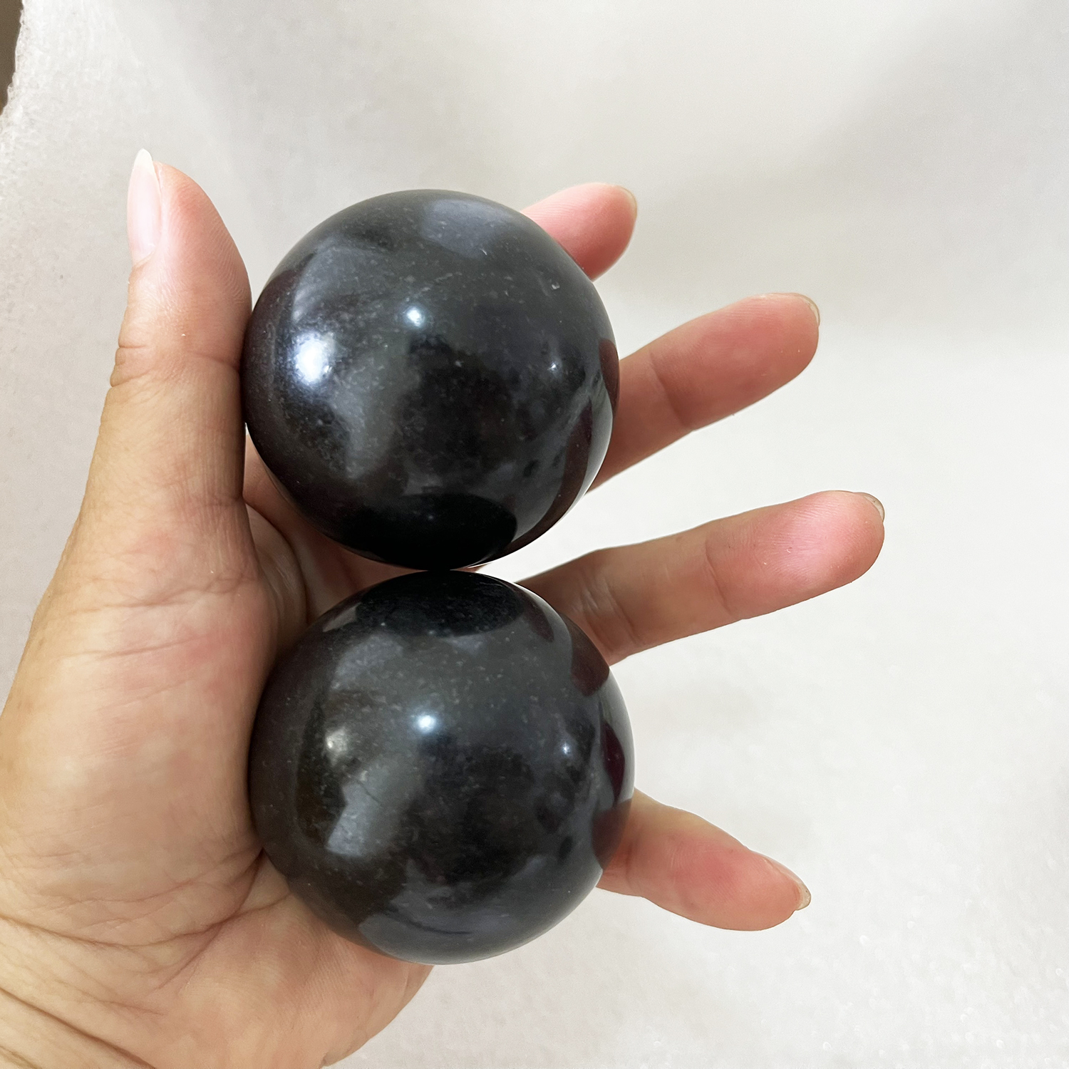 Bi lăn tay một cặp Onyx đen tự nhiên đá tự nhiên khai thác tại Việt Nam