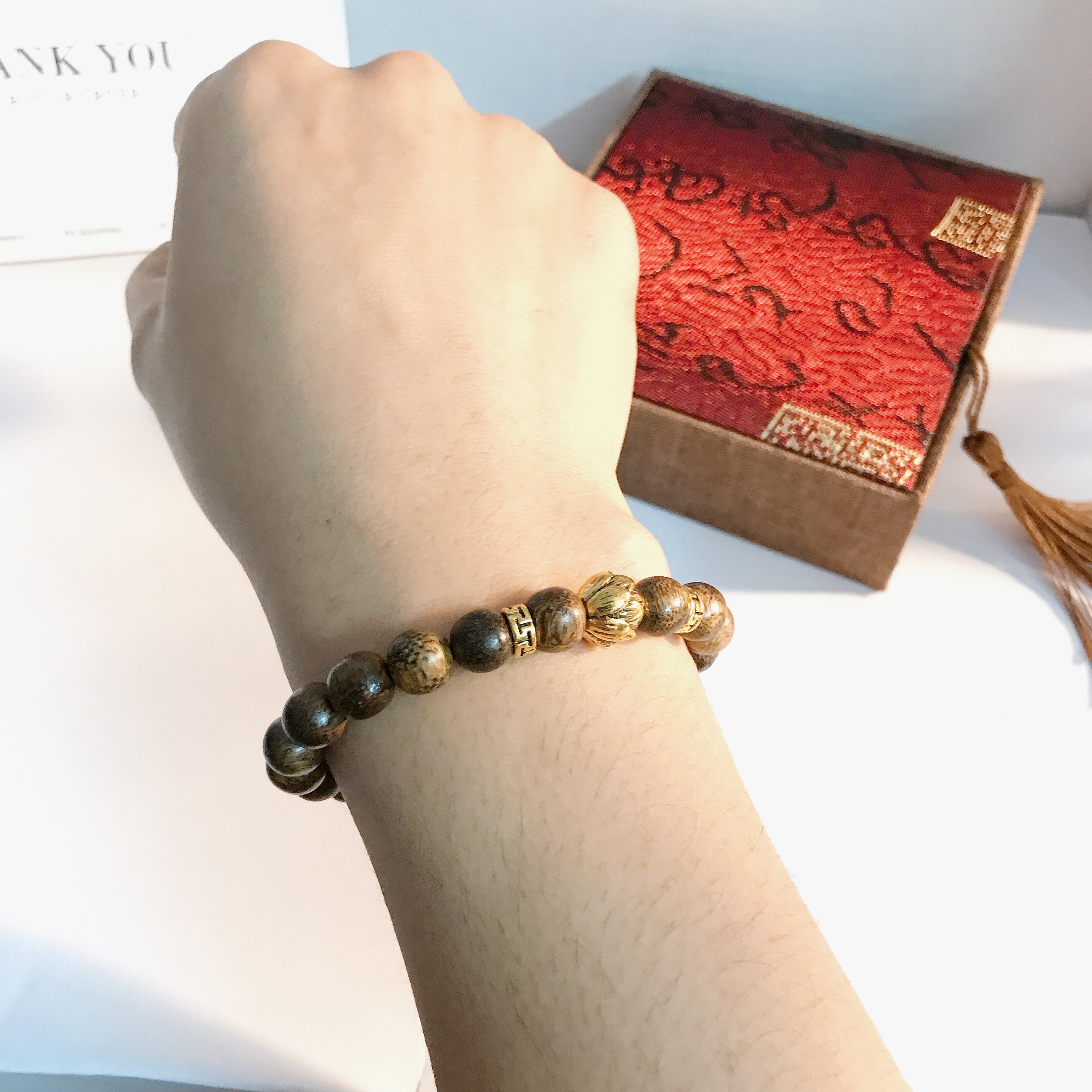 Vòng tay trầm hương hoa sen mạ vàng 18k