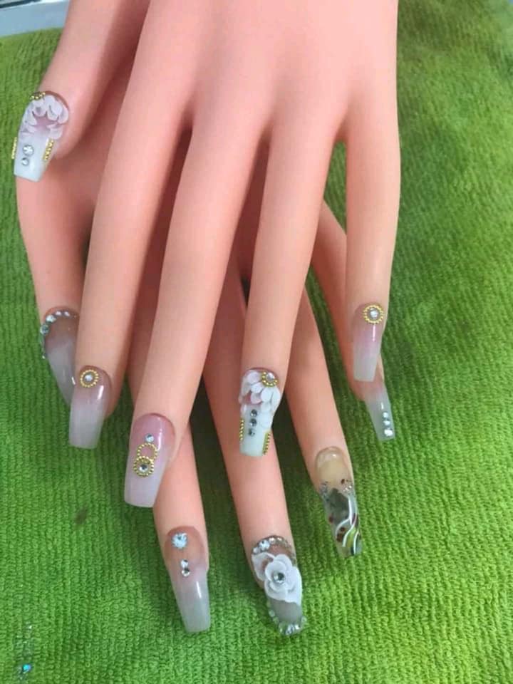 Bàn tay giả tập làm Nail