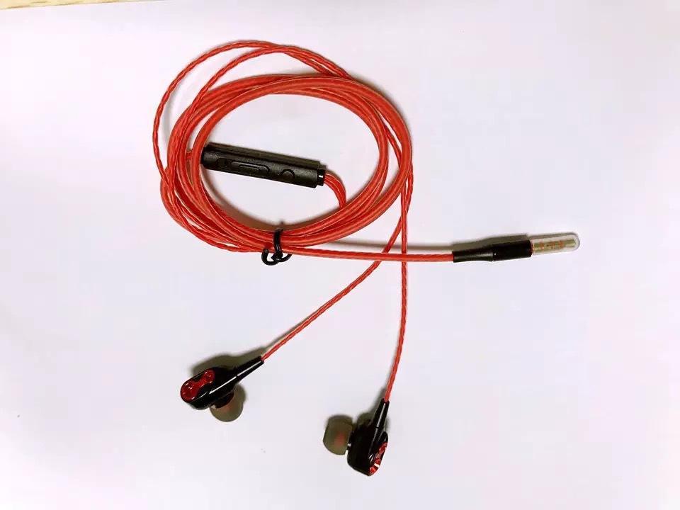 Quảng cáo bán hàng trực tiếp bùng nổ tai nghe kép năng động tai nghe in-ear với lúa mì chạy tai nghe thể thao ăn hiện vật gà